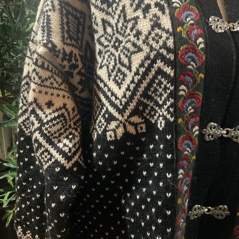 “Scandinavian” Style Embroidered Hook And Eye Closure Long Sleeved Sweater. - Picture 7 of 14